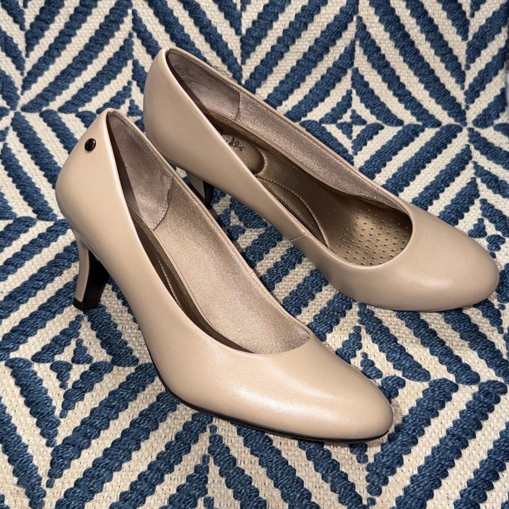Life Stride soft system Nude Taupe Leather Pump Heels